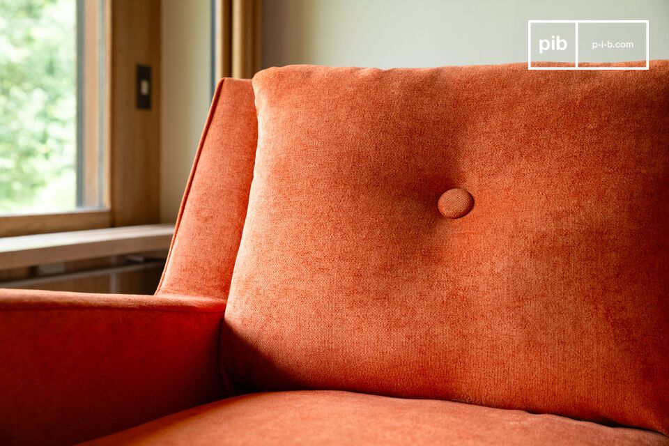 This sofa in thick, super-soft velvet offers a firm welcome and plush comfort