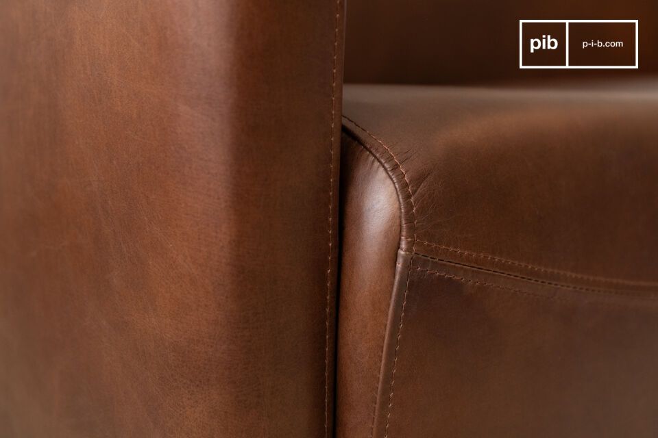 Solidly built around a beechwood frame, this leather sofa has a deep seat