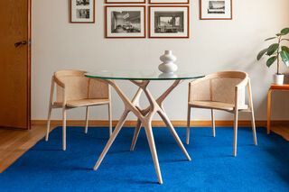 Round table in glass and solid light ash for 4 people