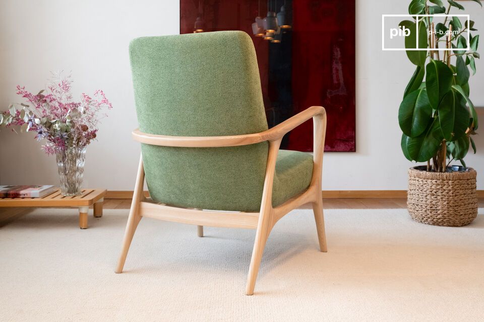 This armchair features a design with curved lines and a light wood structure